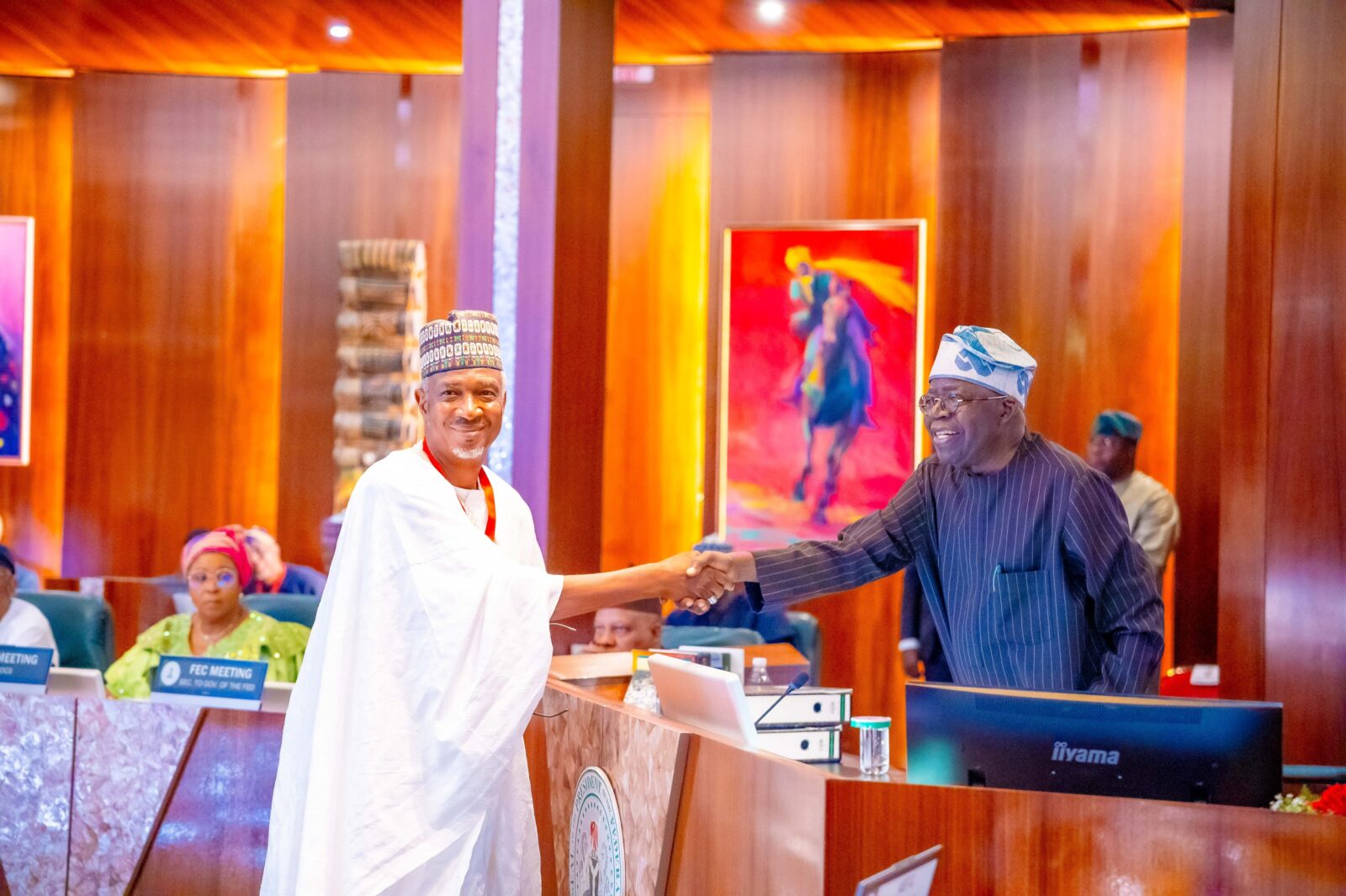 GqwfwWbWQAAXv68 Beesreign Media